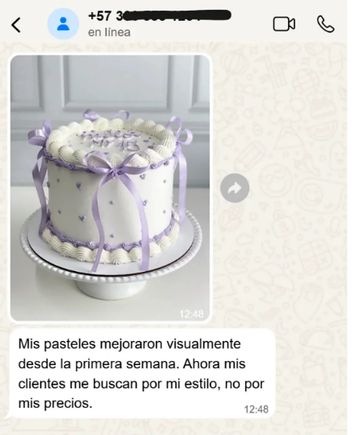 Testimonio de una pastelera con una torta blanca y detalles lilas