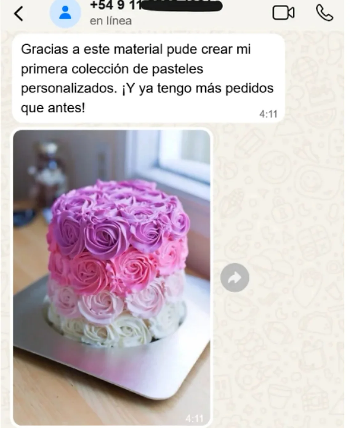 Testimonio de una pastelera con una torta de rosas en tonos rosados