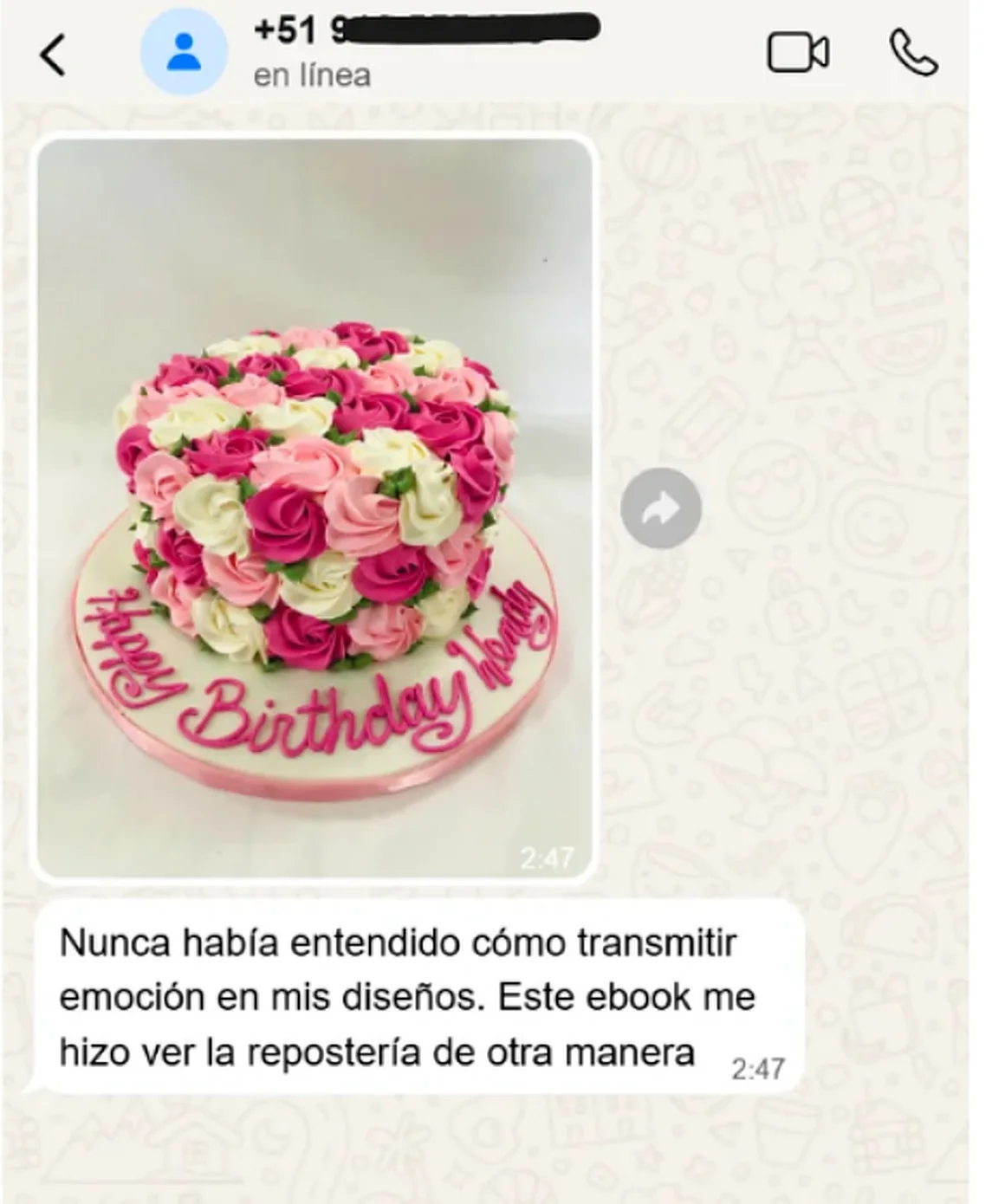 Testimonio de una pastelera con una torta floral rosa